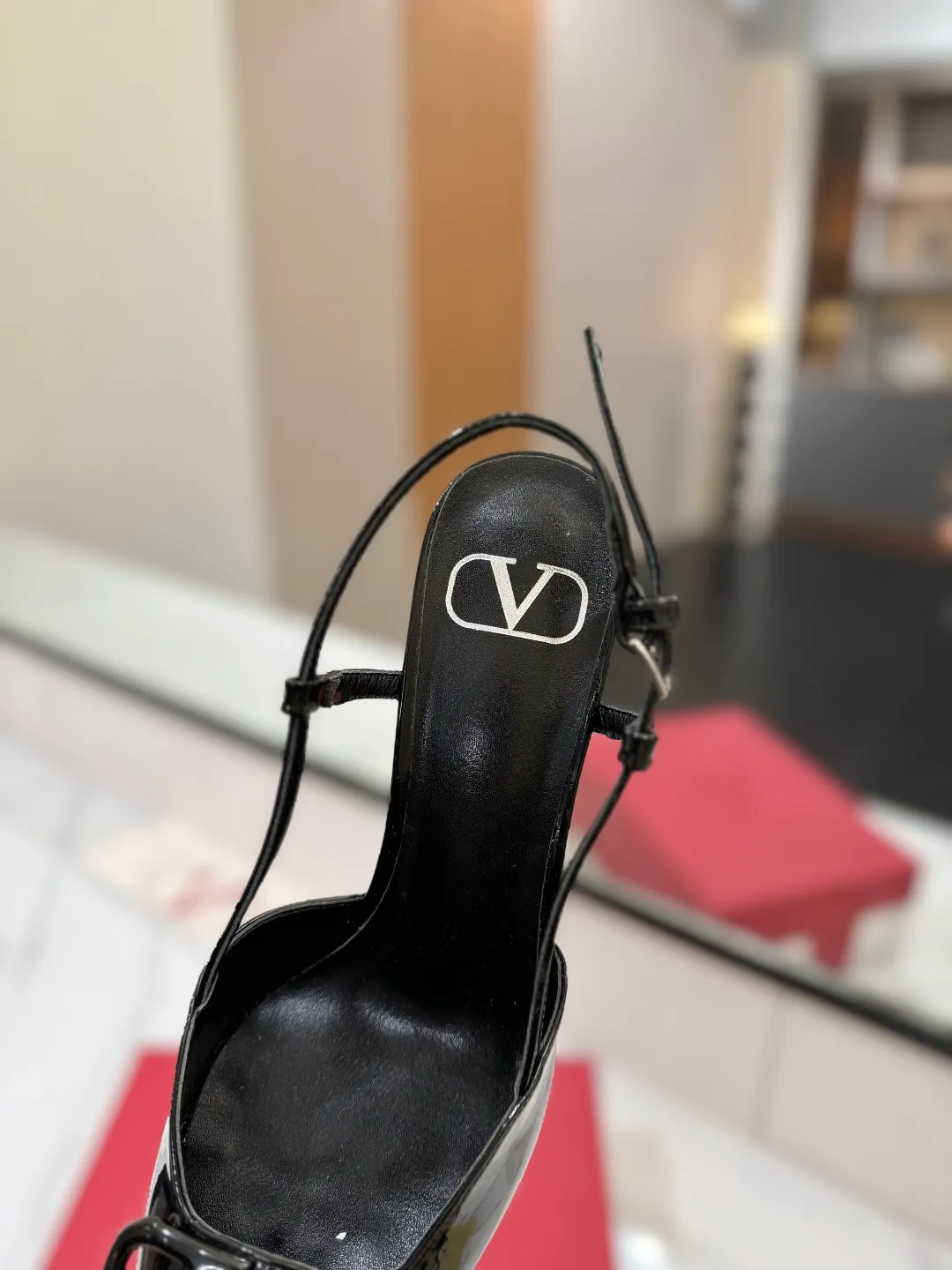 💕💕Factory direct selling price p520💕💕 Valentino launches a new series of sandals, sandals with pointed toe V-buckle sandals. The upper part of the foot is very pedicure-like. The key point is that it is very good and easy to control. It does not grind or tire your feet. It is a walking artifact! Metal VLOGO diamond buckle elements, full of high-end sense! It became sweet instantly.  The avant-garde VLOGO SIGNATURE shoe series interprets VALENTINO GARAVANI's candid attitude. Valentino Garavani V logo back hollow sandals with VLogo Signature decoration, platinum tone VLogo Signature decoration! Upper: imported patent leather Lining: imported goatskin Outsole: Italian leather outsole Heel height: 8cm Size: 35-39 (34-40-41-42 customized size)
